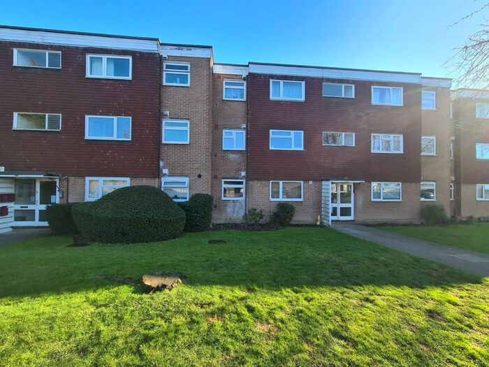 2 Bedroom Flat To Rent In Tithe Court, Langley SL3
