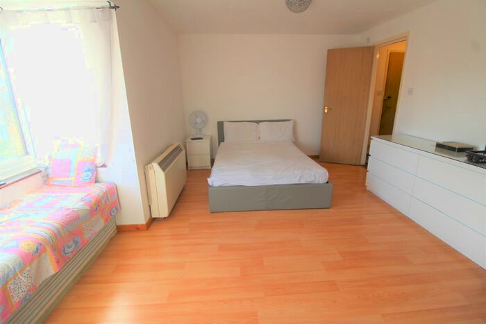 Studio For Sale In Boxwood Close, West Drayton, UB7