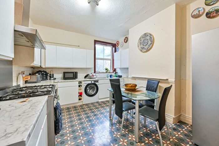 3 Bedroom Flat To Rent In Westmoreland Road, Elephant And Castle, London, SE17