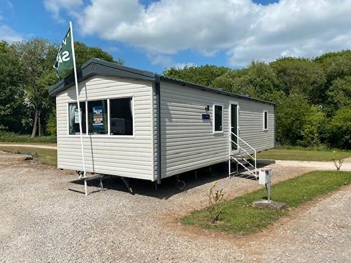 2 Bedroom Mobile/park Home For Sale In Newhaven, Buxton, SK17