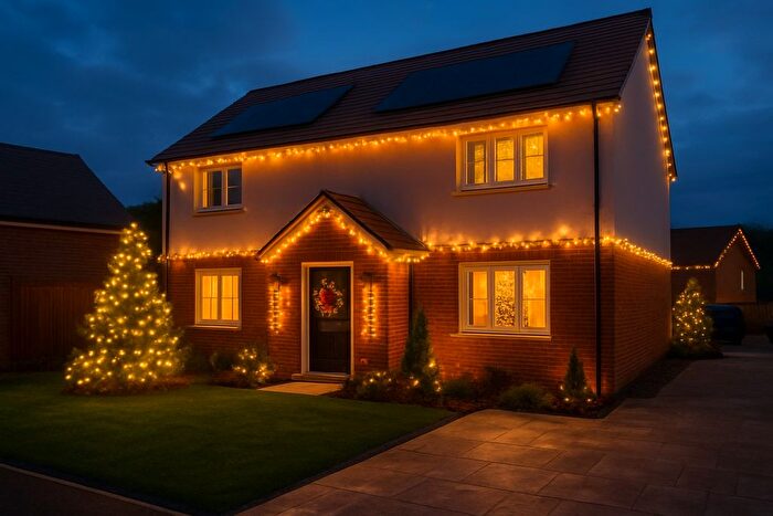 4 Bedroom Link Detached House For Sale In Daggons Road, Alderholt, Fordingbridge, SP6