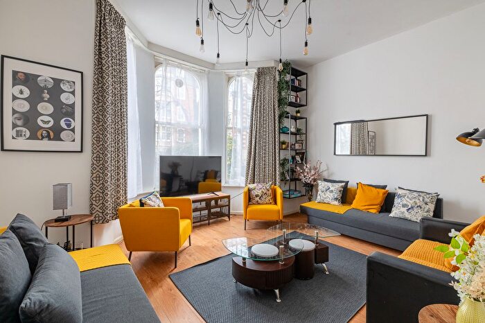 3 Bedroom Flat To Rent In Redcliffe Gardens, Chelsea, SW10