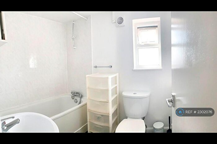 2 Bedroom Flat To Rent In Kingsland High Street, London, E8