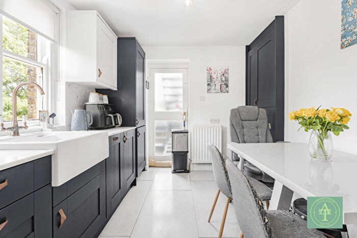 1 Bedroom Flat To Rent In - Queen Annes Place, EN1