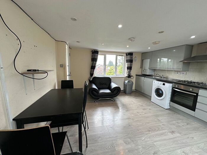 3 Bedroom Maisonette To Rent In York Road, Chingford, E4