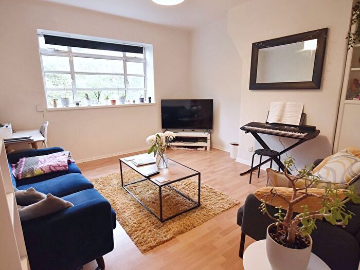 1 Bedroom Flat To Rent In Oaklands Estate, London, SW4