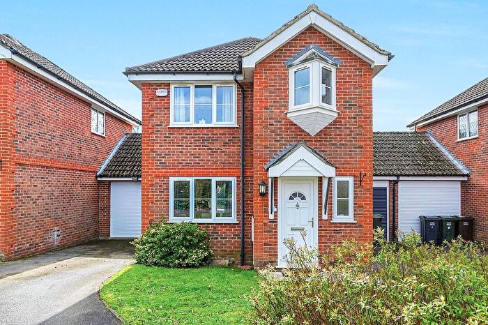 3 Bedroom Link Detached House For Sale In Pondmore Way, Ashford, TN25