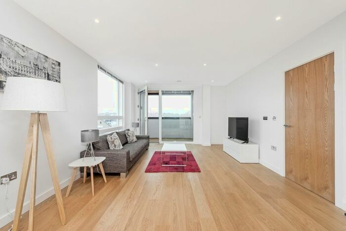 2 Bedroom Flat To Rent In Holland Park Avenue, London, W11