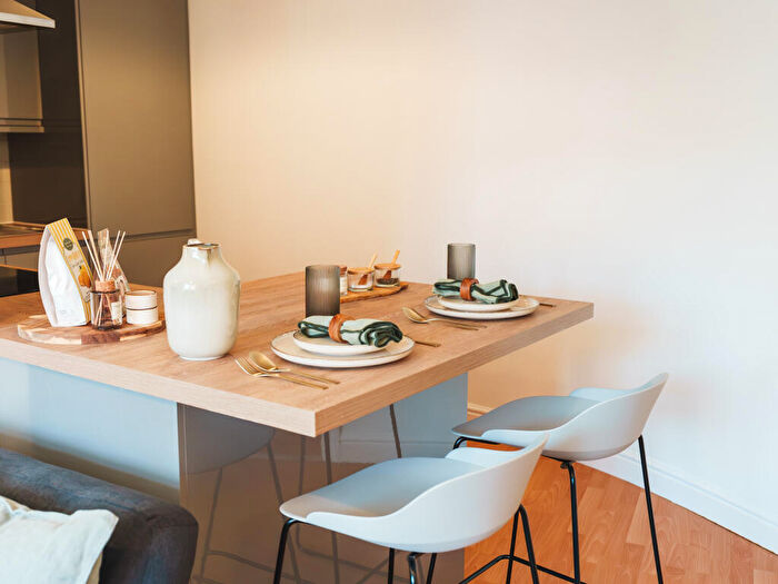 2 Bedroom Flat To Rent In Apt, Woodhouse Plaza #, LS3