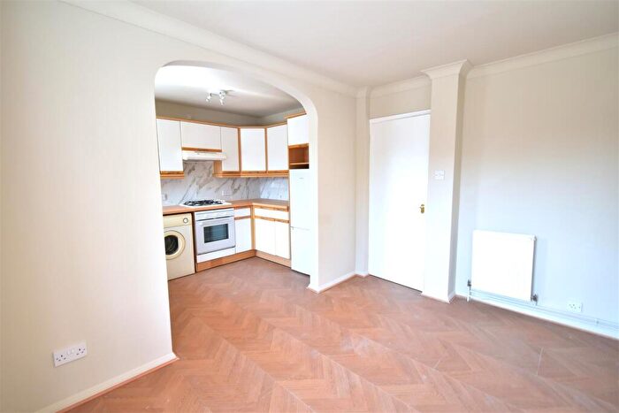 2 Bedroom Flat To Rent In New Road, Bourne End, SL8