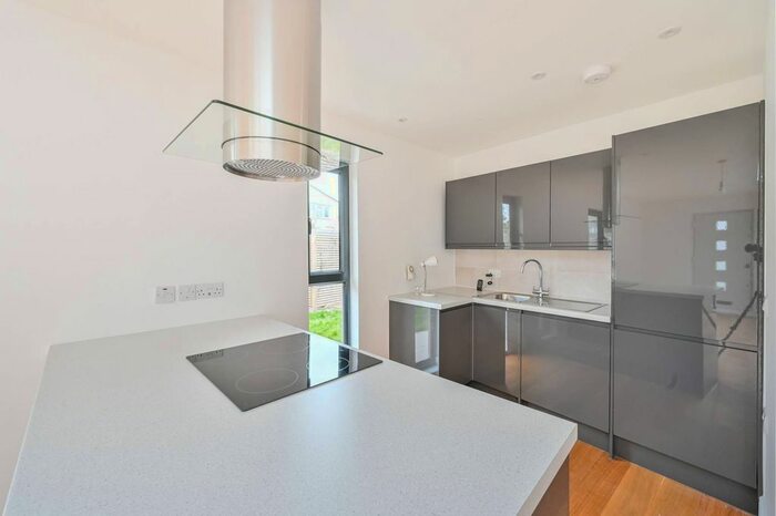 2 Bedroom Bungalow To Rent In Ironbridge Mews, Stratford, London, E15