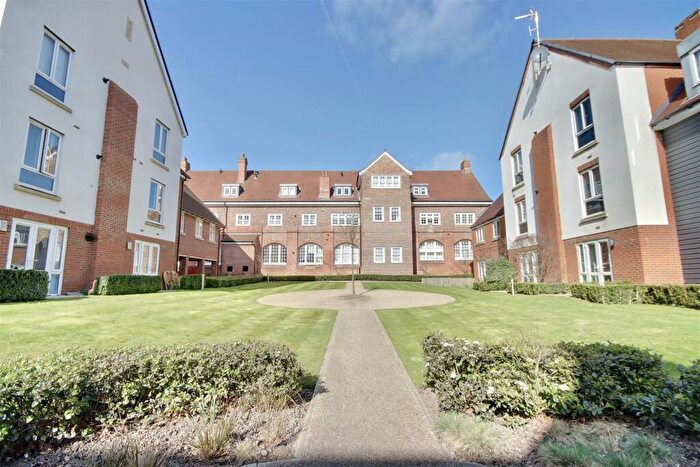 2 Bedroom Flat For Sale In Abbess Way, Waterlooville, PO7