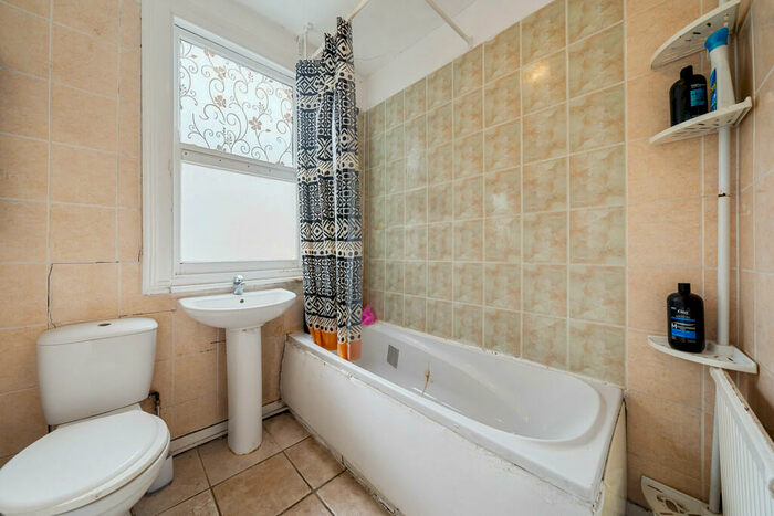 3 Bedroom Terraced House For Sale In York Road, Bounds Green, N11