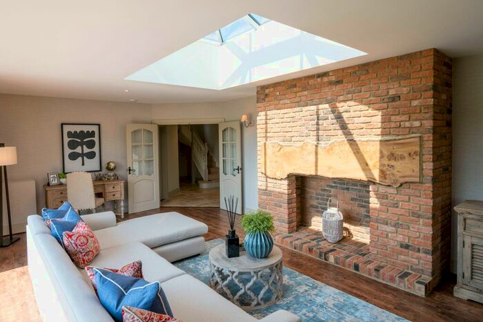 4 Bedroom Lodge To Rent In Stanlake Park, RG10