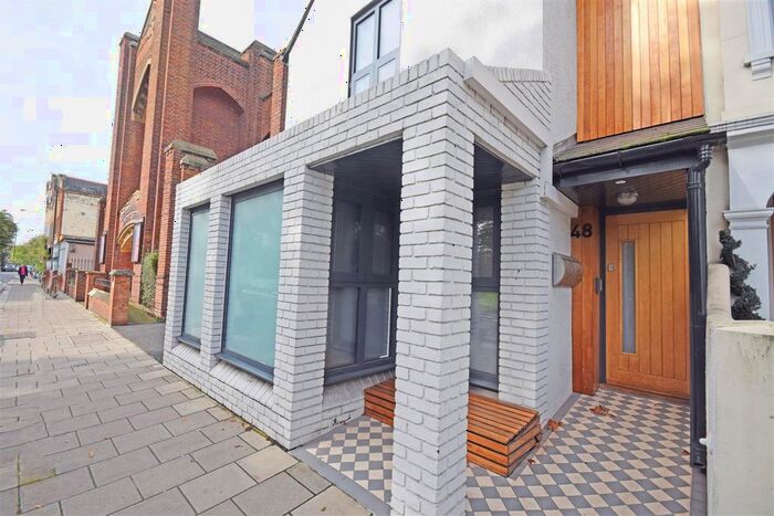 2 Bedroom Flat To Rent In The Green, Twickenham, TW2