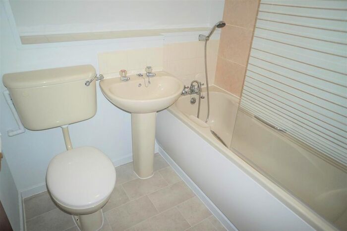 1 Bedroom Flat To Rent In Winston Close, Greenhithe, DA9
