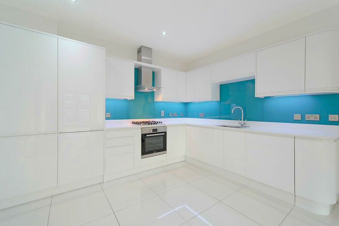 3 Bedroom Apartment To Rent In Copperfield Road, Mile End, London, E3