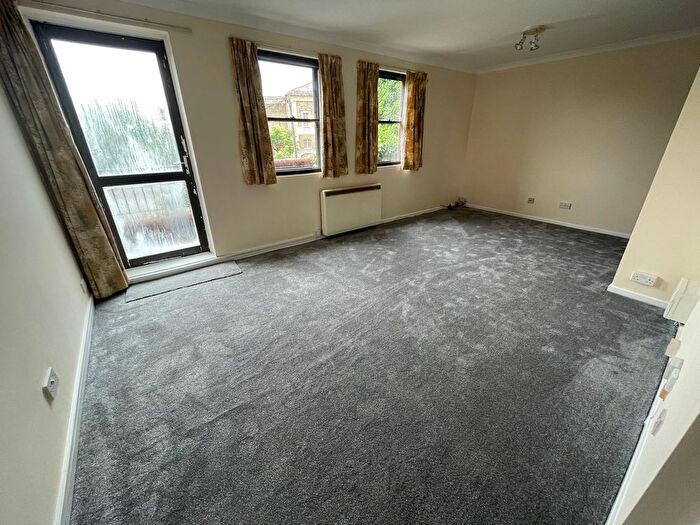 2 Bedroom Flat To Rent In High Street, Egham, TW20