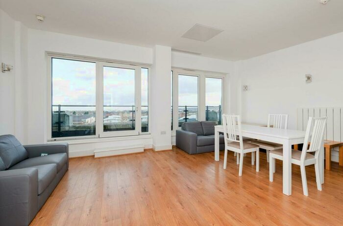 3 Bedroom Flat To Rent In Cadogan Road, Woolwich, London, SE18