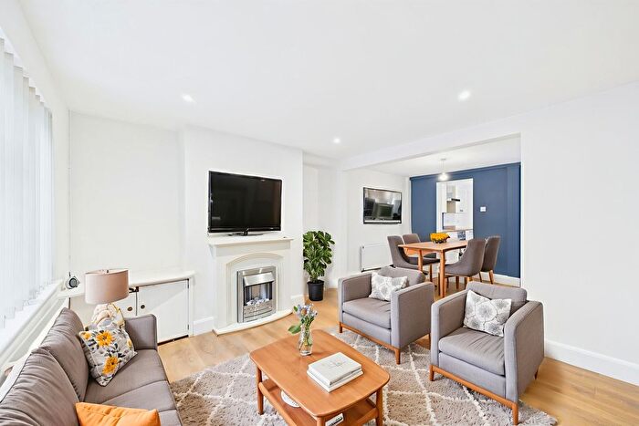 2 Bedroom Terraced House For Sale In Wing Road, Linslade, LU7