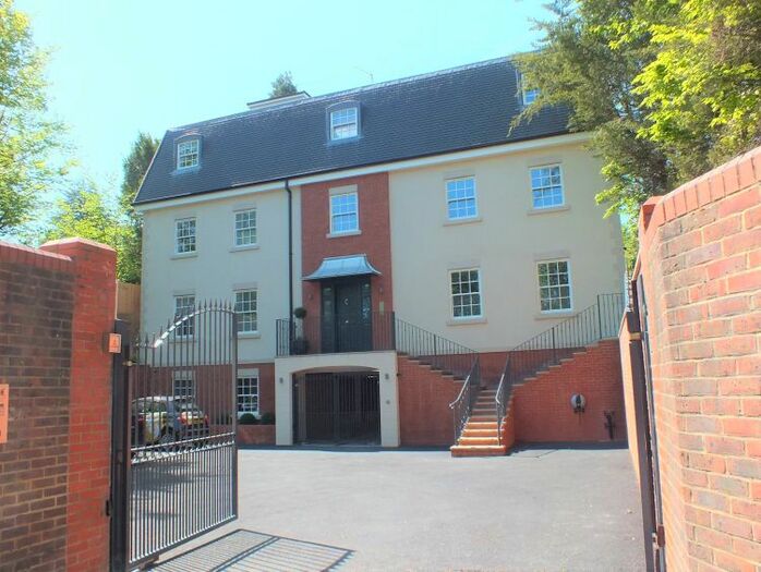2 Bedroom Flat To Rent In Claremont Lane, Esher KT10