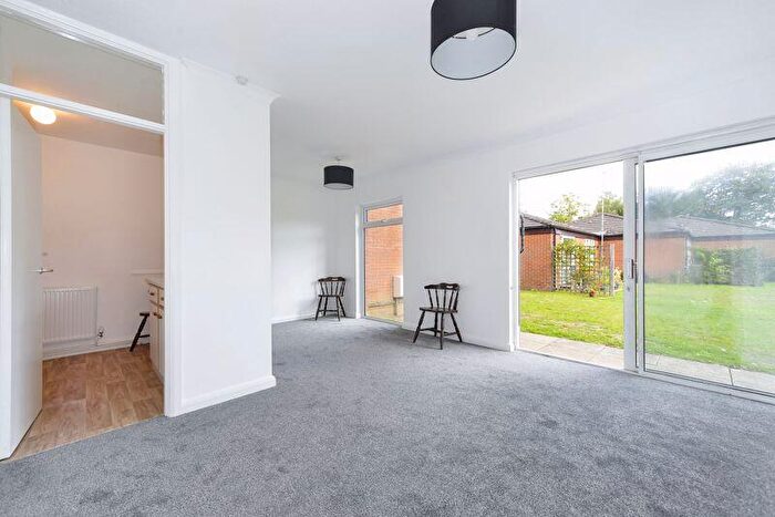 1 Bedroom Flat For Sale In Hesketh Close, Cranleigh, GU6