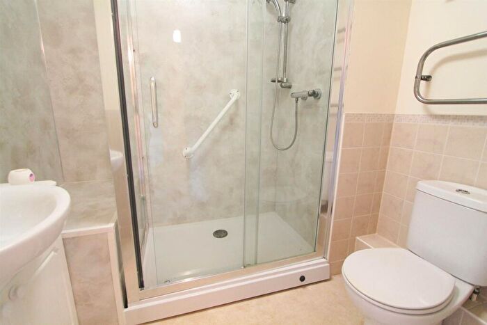 1 Bedroom Apartment For Sale In Hampton Lodge, Cavendish Road, South Sutton, SM2
