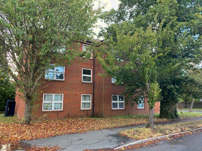 2 Bedroom Apartment To Rent In Broadwater Crescent, Welwyn Garden City, AL7