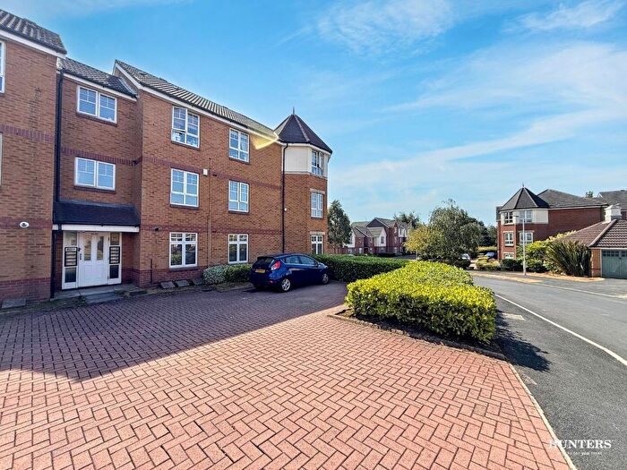 3 Bedroom Flat For Sale In Turnberry Gardens, Tingley, Wakefield, WF3