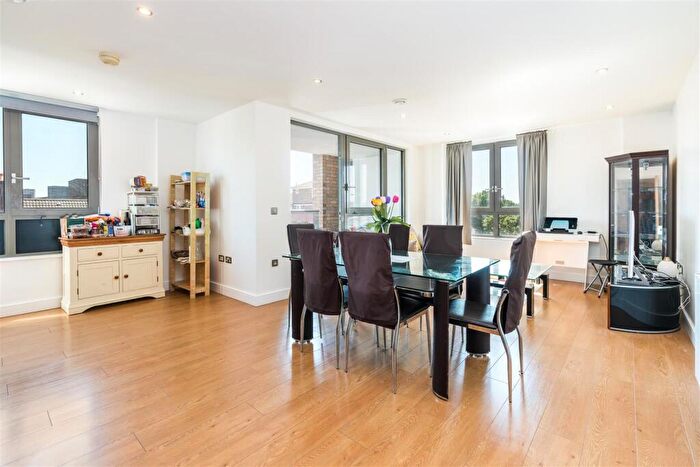 2 Bedroom Flat To Rent In Chamberlain Court, Bermondsey, SE16