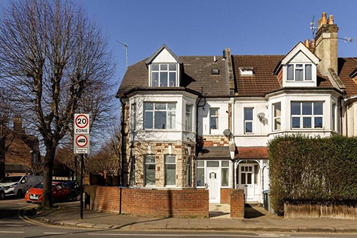 3 Bedroom Flat To Rent In Walm Lane, Willesden Green, NW2
