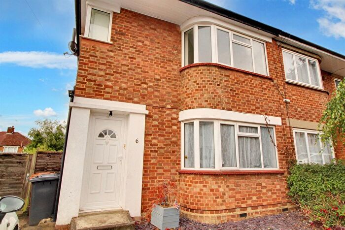 3 Bedroom Semi-Detached House To Rent In View Road, Potters Bar, EN6