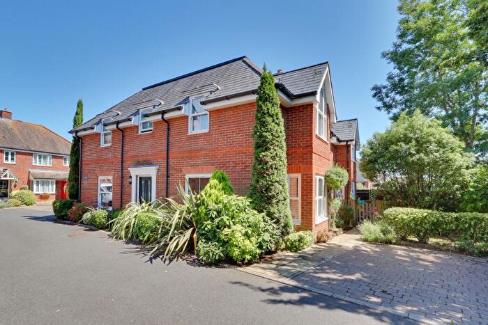 2 Bedroom Apartment For Sale In Geranium Gardens, Denmead, PO7