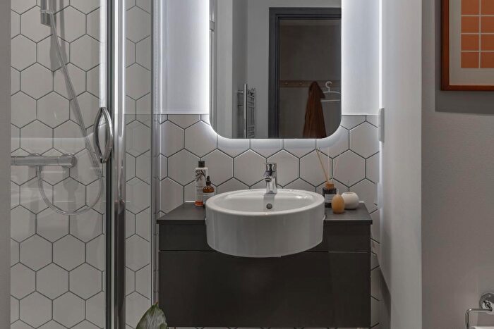 Flat To Rent In Ark Wembley, Wembley, Middlesex, HA9