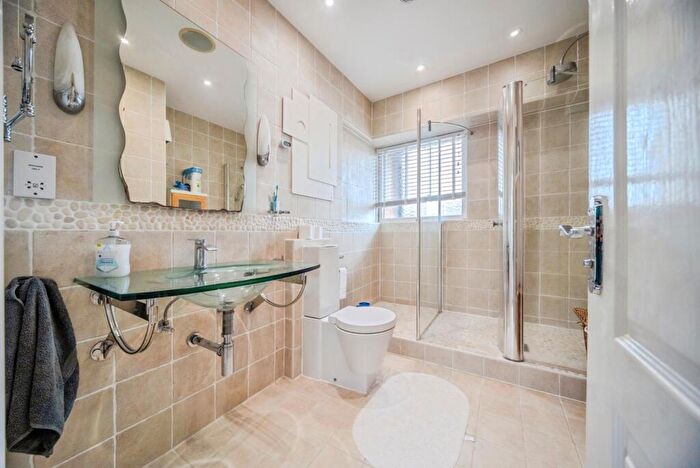 3 Bedroom Flat For Sale In North Row, Milton Keynes, MK9