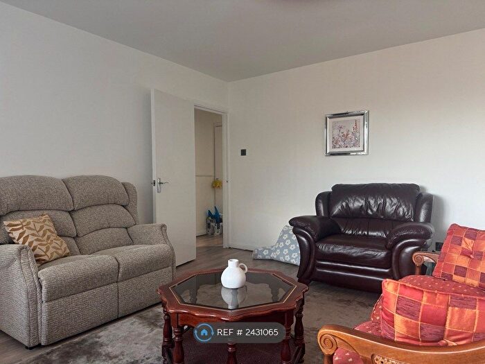 2 Bedroom Flat To Rent In Oaks Lane, Ilforf, IG2