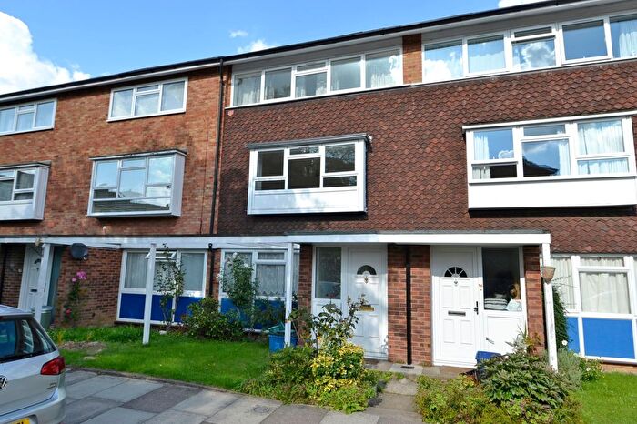 2 Bedroom Maisonette For Sale In Watermill Close, Richmond, TW10