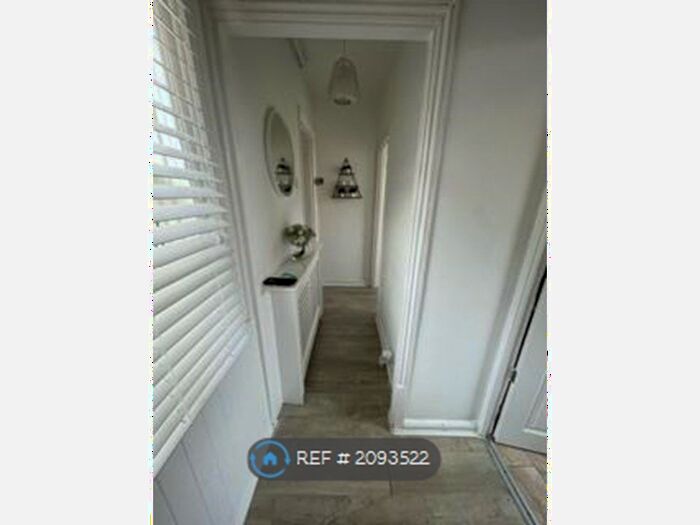 1 Bedroom Flat To Rent In The White House, Hounslow, TW3