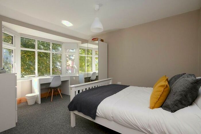 6 Bedroom Semi-Detached House To Rent In Rolleston Drive, Nottingham, NG7