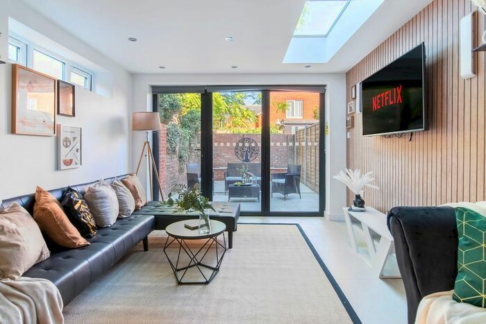 4 Bedroom Town House To Rent In Cherry Close, London, W5