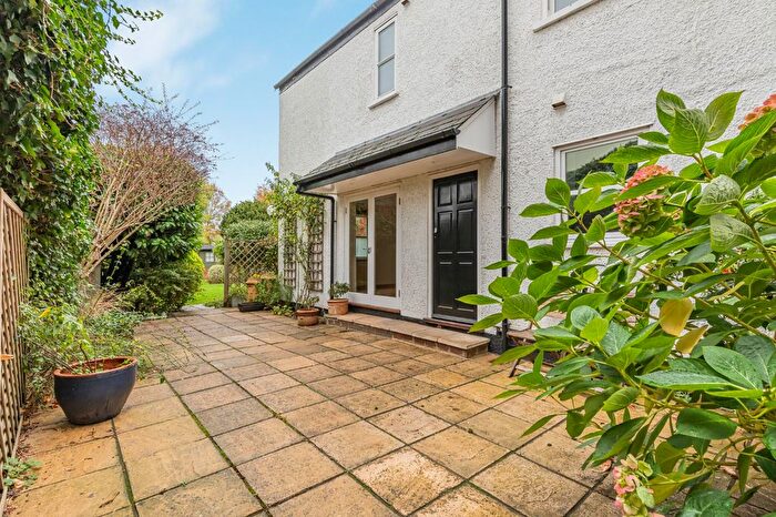 2 Bedroom Flat For Sale In Walm Lane, London, NW2