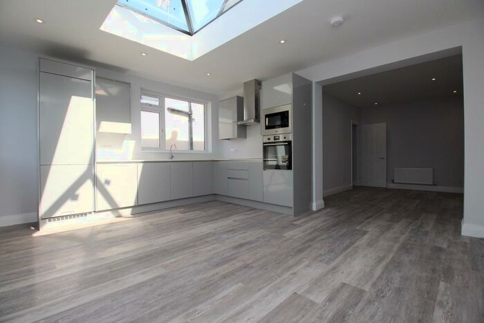 3 Bedroom Semi-Detached House To Rent In Blackamoor Lane Maidenhead Berkshire, SL6