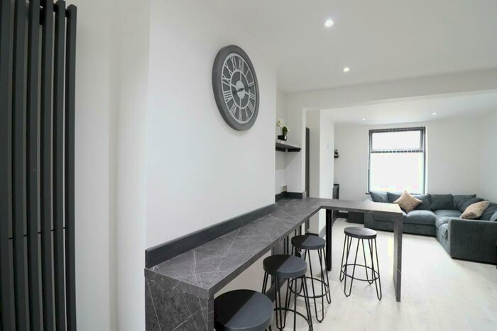 2 Bedroom Flat To Rent In Ground Floor Flat, Hirwain Street, Cathays, Cardiff, CF24