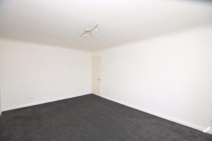 1 Bedroom Flat To Rent In Missenden Gardens, Slough, SL1