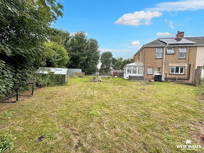 4 Bedroom End Of Terrace House For Sale In Bryn Avenue, Trimsaran, Kidwelly, SA17
