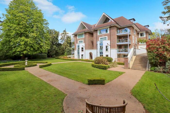 3 Bedroom Flat To Rent In Kincraig Drive, Sevenoaks, TN13