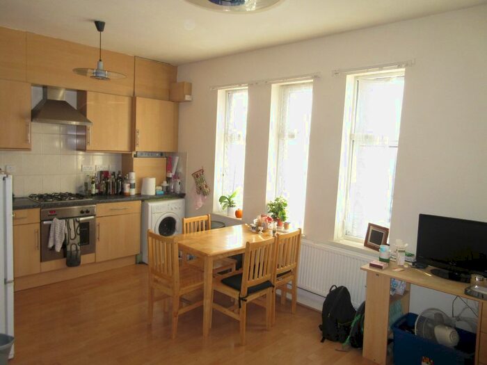 2 Bedroom Flat To Rent In Highgate Hill, London, N19