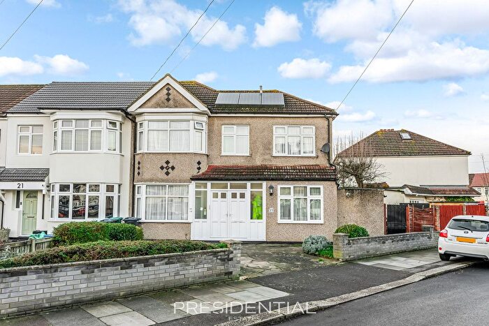 4 Bedroom Semi-Detached House For Sale In Evesham Way, Clayhall, IG5