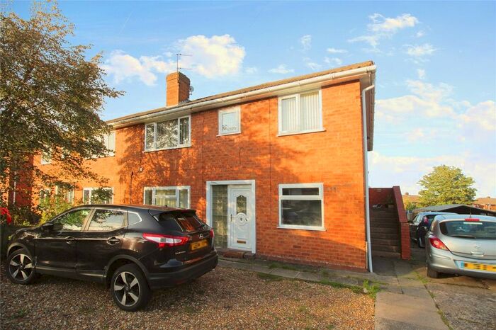 2 Bedroom Flat To Rent In Kenilworth Crescent, Parkfields, Wolverhampton, West Midlands, WV4