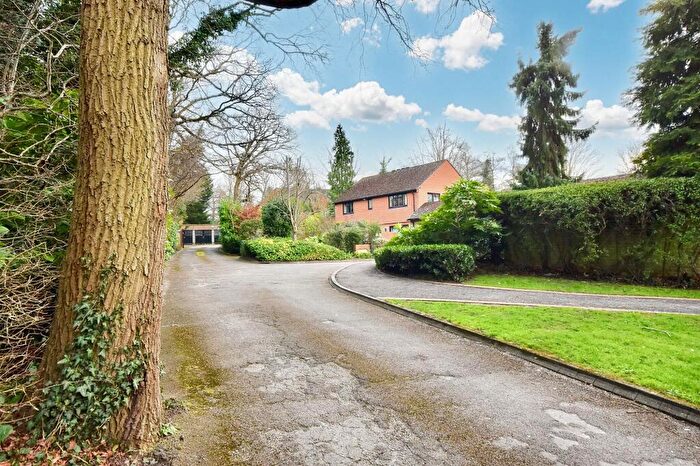 2 Bedroom Flat For Sale In White Lodge, Leatherhead Road, Ashtead, KT21